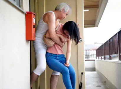 Cô vợ trẻ của con trai bị bố chồng già sàm sỡ