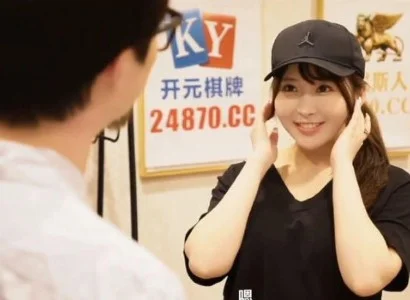 Cô nhân viên giao hàng dễ tính dễ tính lúc khách lấy