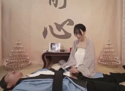 Nữ tu trẻ băng bó cho vị đạo sĩ bị thương