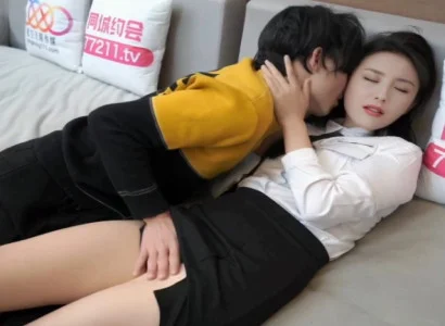 Cô thư ký xinh đẹp bí mật làm tình với sếp vì tiền