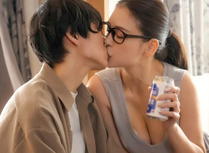 Chàng trai bị người yêu phản bội được chị hàng xóm an ủi trong lúc buồn