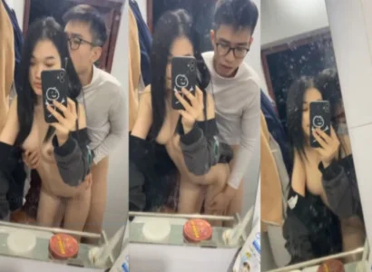 Cặp bạn sinh viên đang quan hệ nhau trước gương