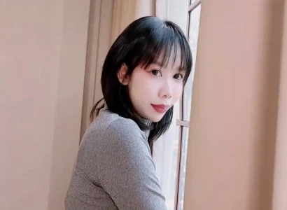 Cô gái trẻ xinh đẹp đi tìm nhà và nện nhau với chủ