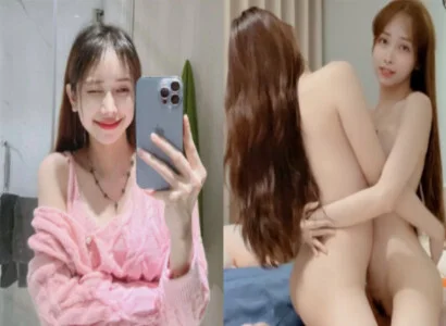 Lâm Thái Vy với cô bạn thân của mình móc bím với nhau trong buổi livestream