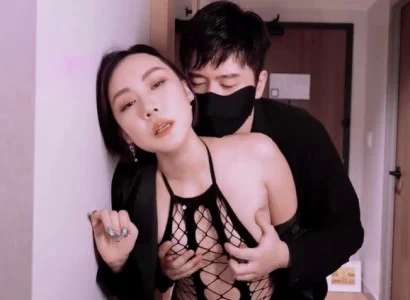 Chị vợ bán thân cho sếp để trả các khoản nợ cho chồng