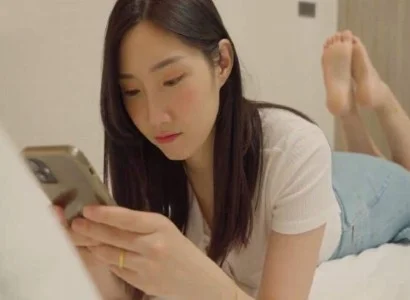 Bà vợ lén lút cùng anh nhân viên giao hàng