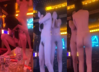 Mỹ nhân trình diễn tiết mục thoát y quyến rũ tại quán karaoke